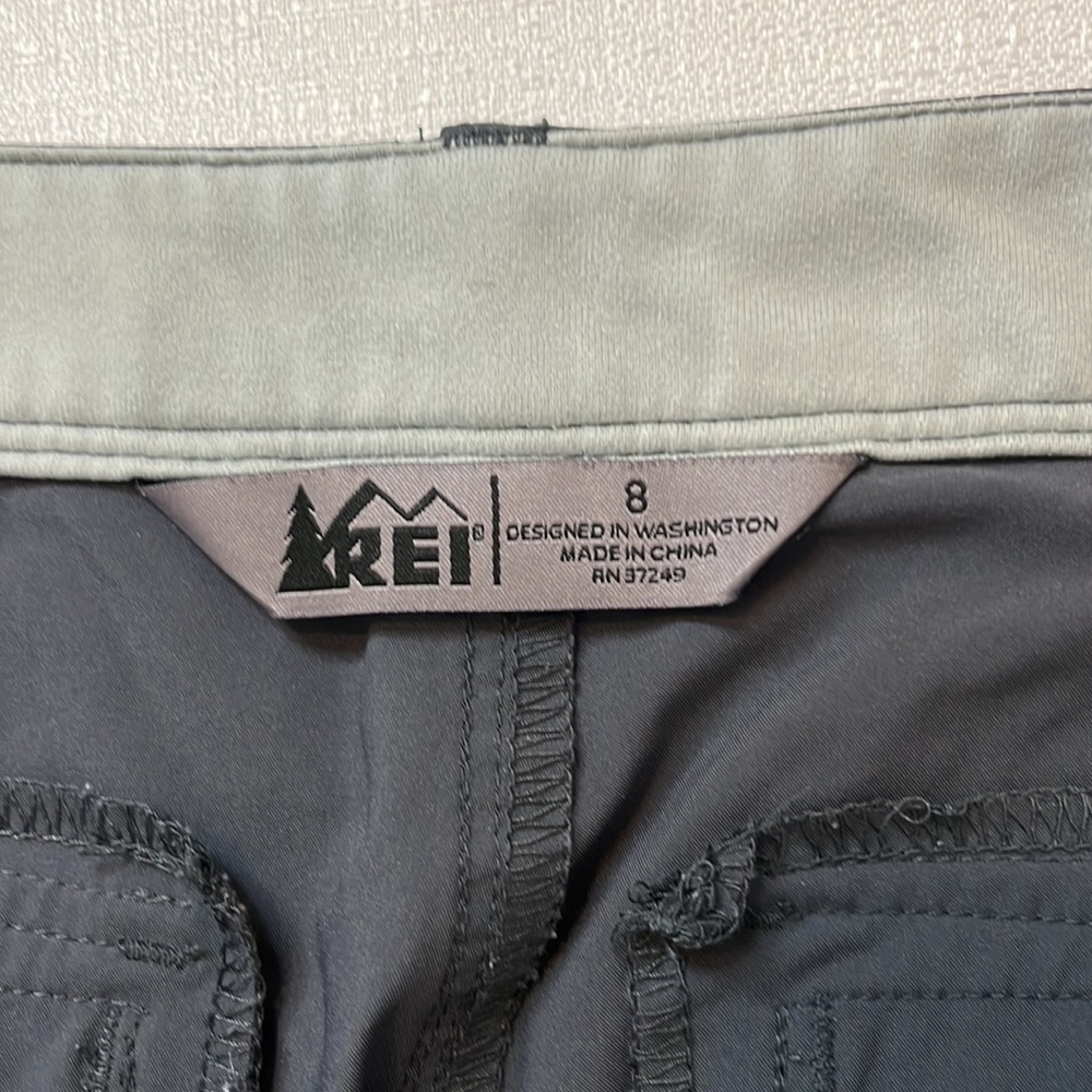 𝅺REI women’s charcoal color short, size 8 - Picture 3 of 7